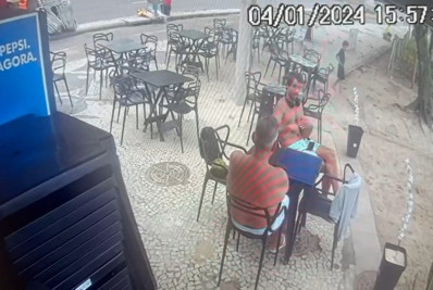 Câmera flagra menino andando na orla da Praia da Barra antes de desaparecer