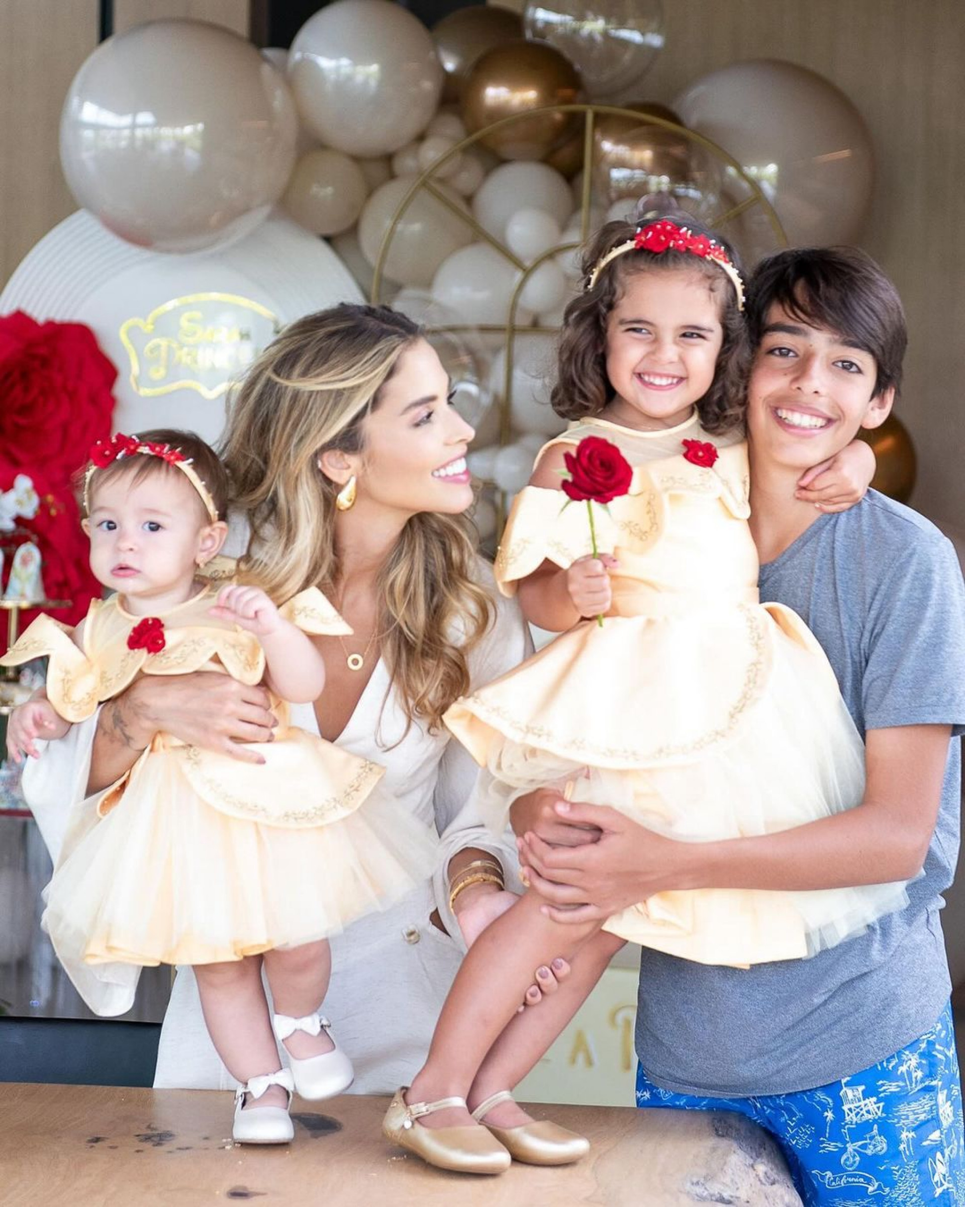 Carol Batista segura a pequena Sarah enquanto o primog&ecirc;nito do ex-jogador Kak&aacute;, Luca, posa com a irm&atilde;, Esther - Reprodu&ccedil;&atilde;o/Instagram/Paula Zurc