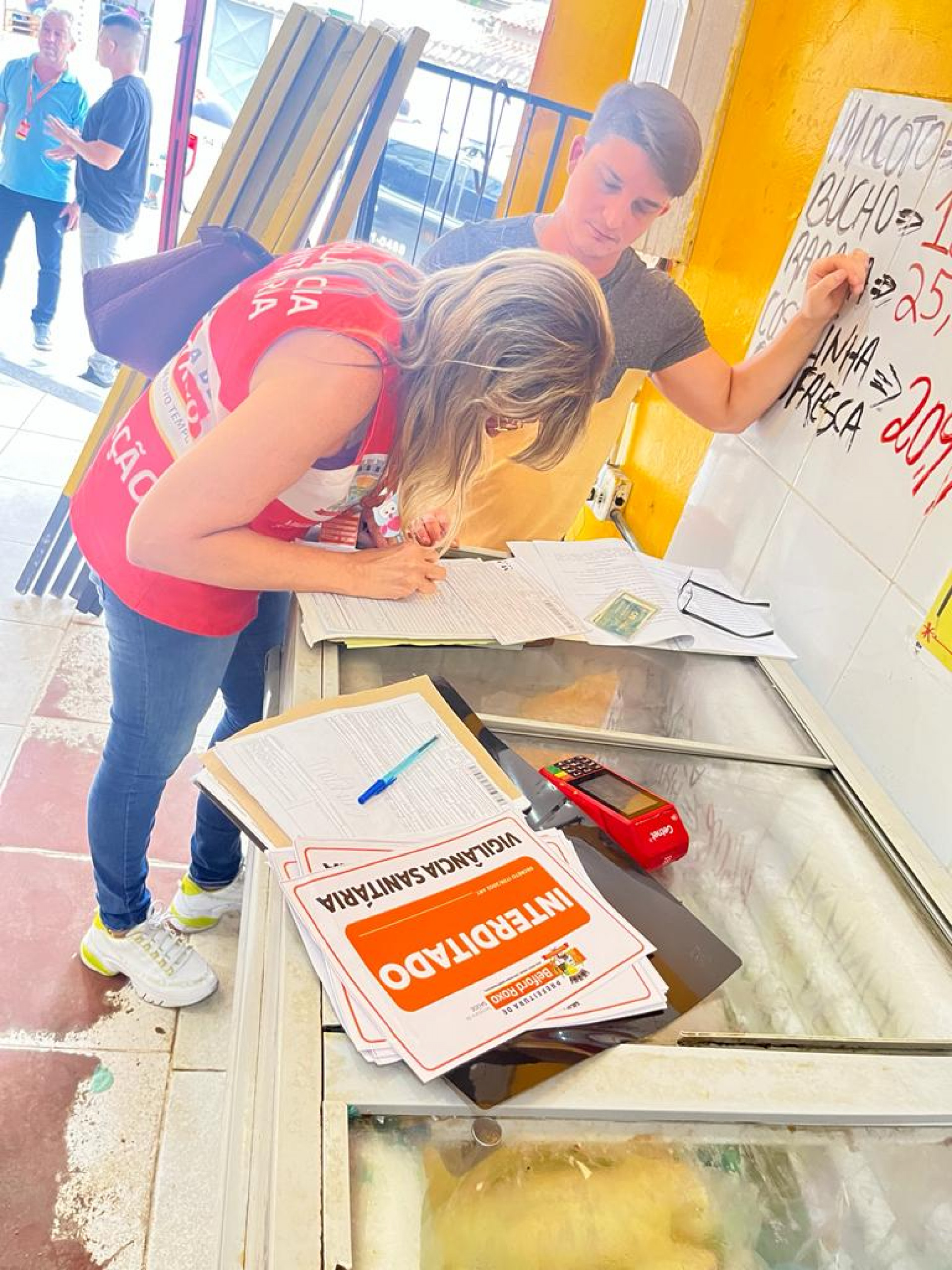 Agentes da Vigil&acirc;ncia Sanit&aacute;ria fiscalizam o estabelecimento no bairro Parque S&atilde;o Vicente - Divulga&ccedil;&atilde;o / PMBR