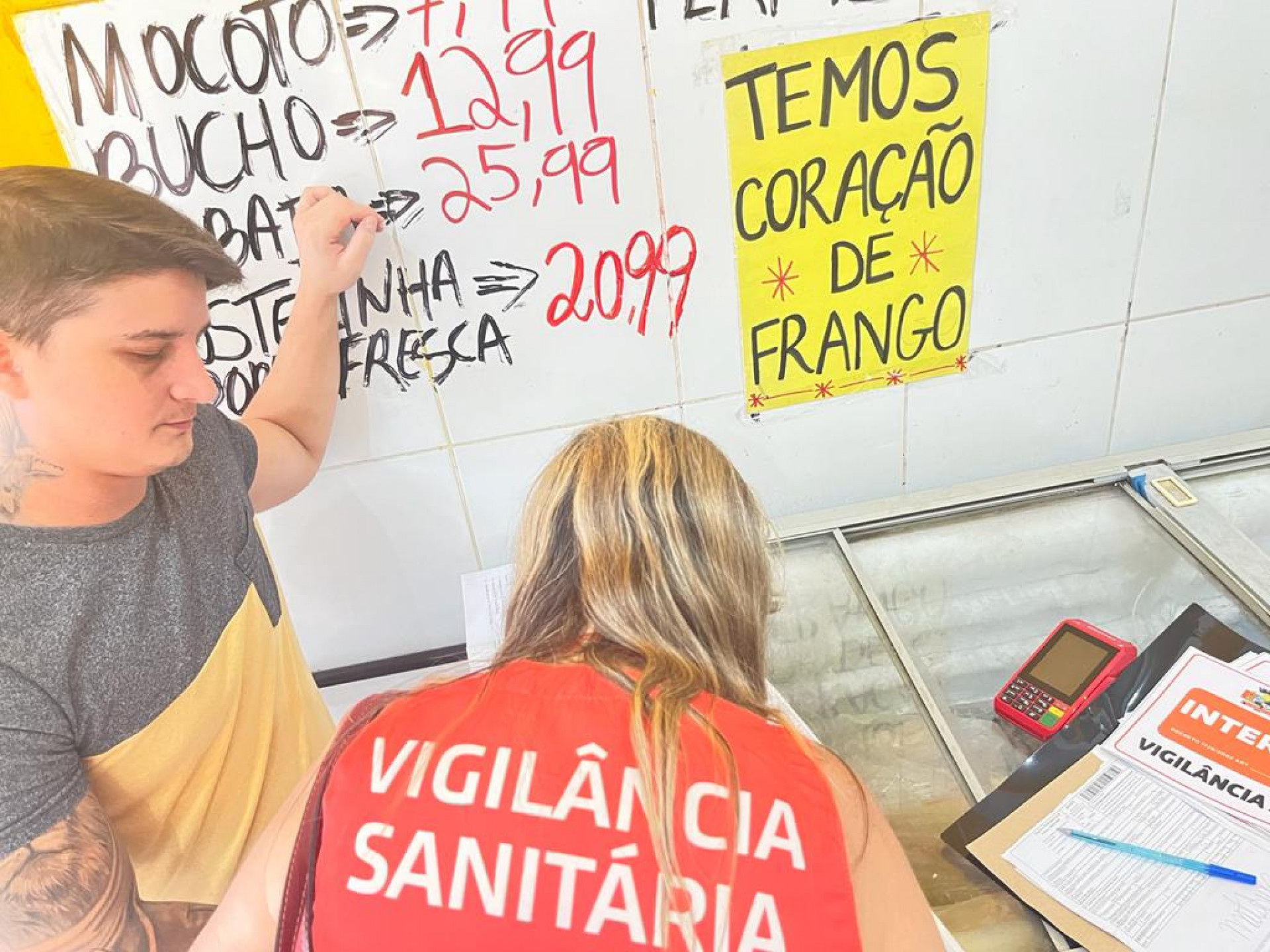 Autoridades e agentes da Vigil&acirc;ncia atuaram em parceria para interditar o estabelecimento  - Divulga&ccedil;&atilde;o / PMBR