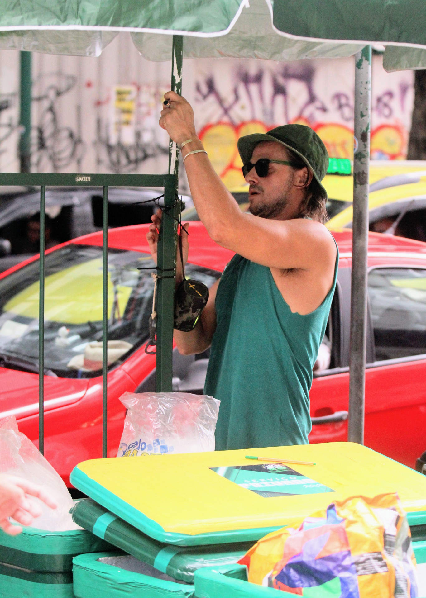 Daniel Erthal é clicado enquanto trabalha como vendedor de bebidas em Copacabana - Dan Delmiro / AgNews