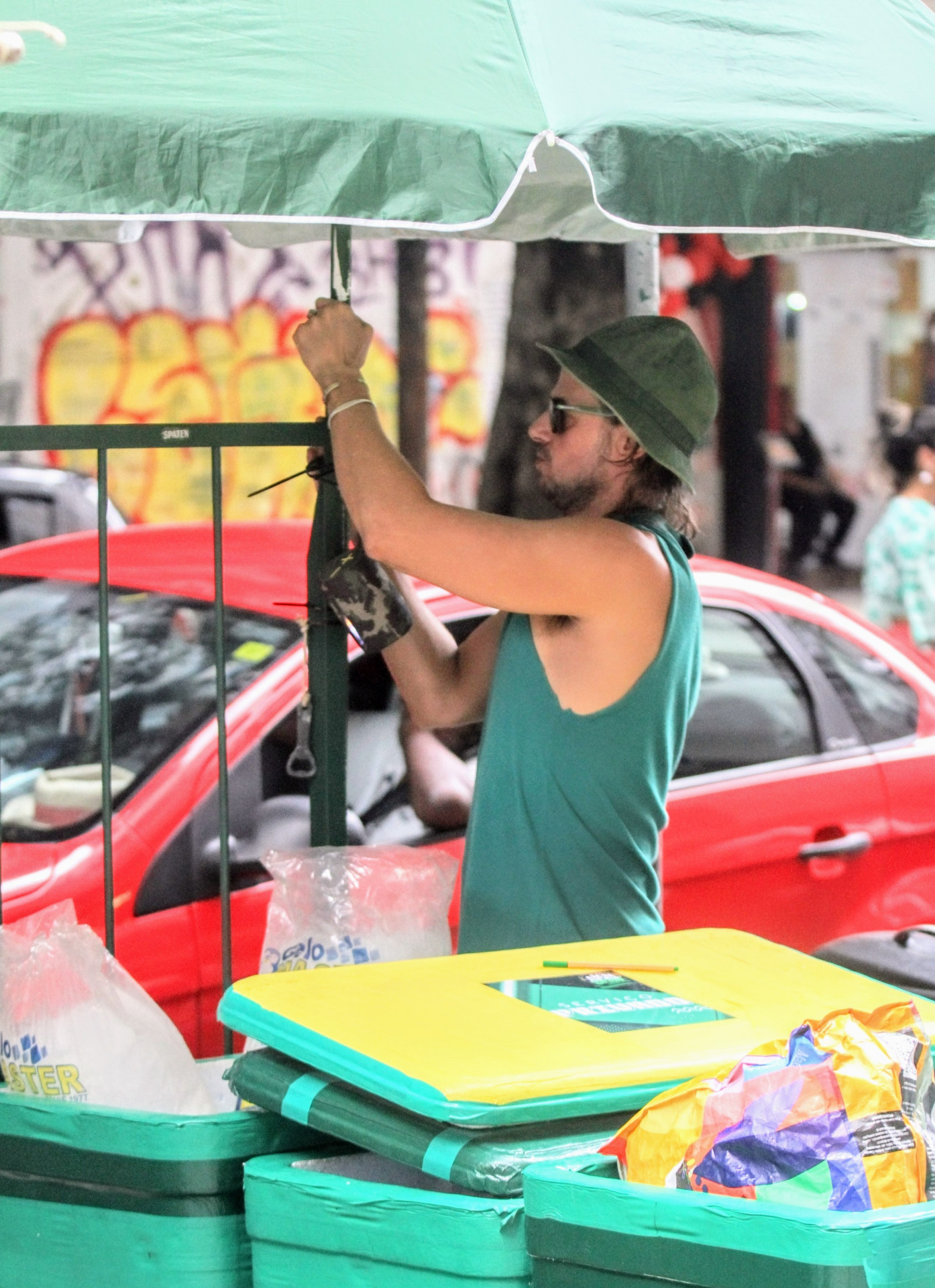Daniel Erthal é clicado enquanto trabalha como vendedor de bebidas em Copacabana - Dan Delmiro / AgNews