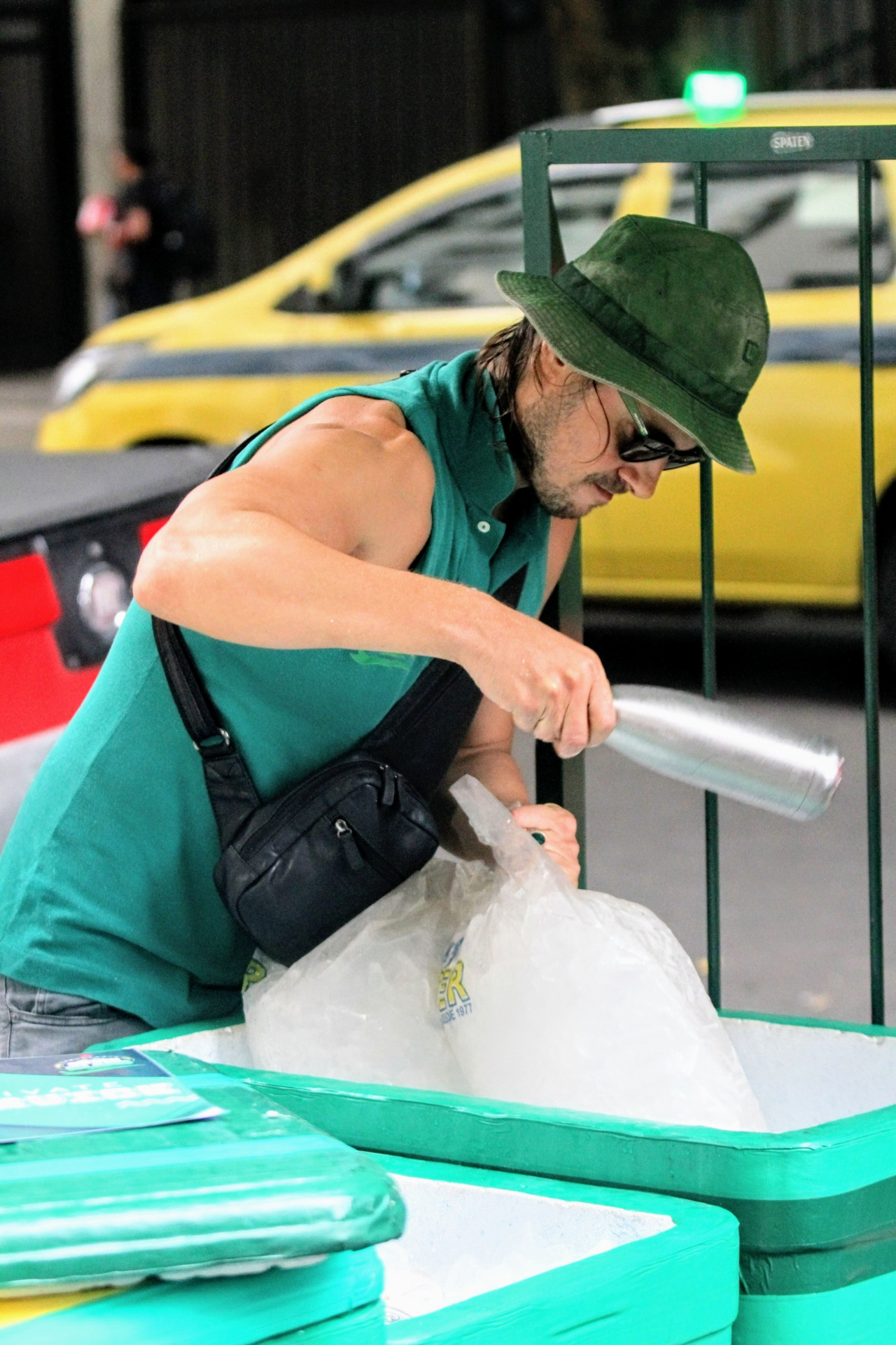 Daniel Erthal é clicado enquanto trabalha como vendedor de bebidas em Copacabana - Dan Delmiro / AgNews