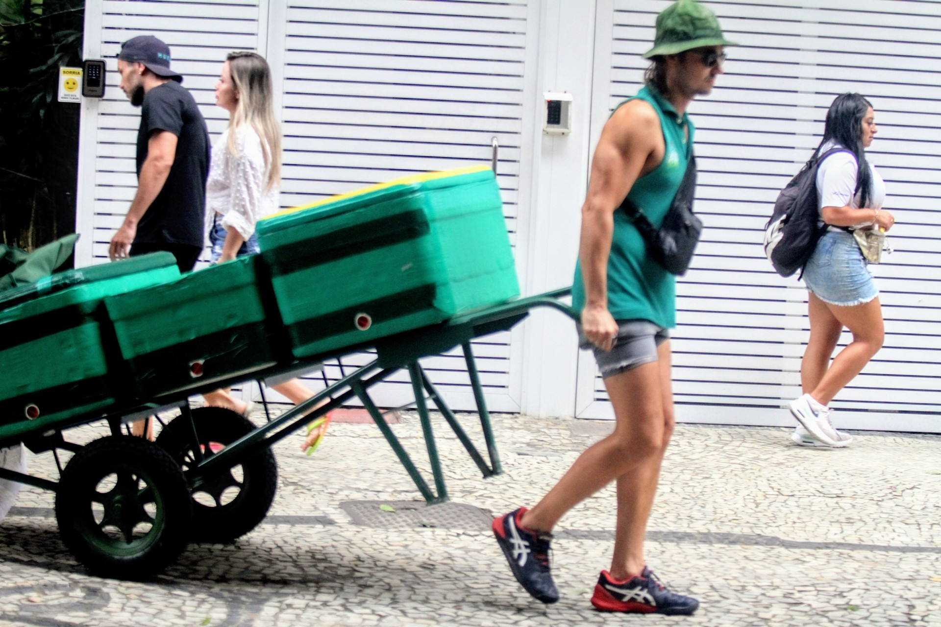 Daniel Erthal é clicado enquanto trabalha como vendedor de bebidas em Copacabana - Dan Delmiro / AgNews