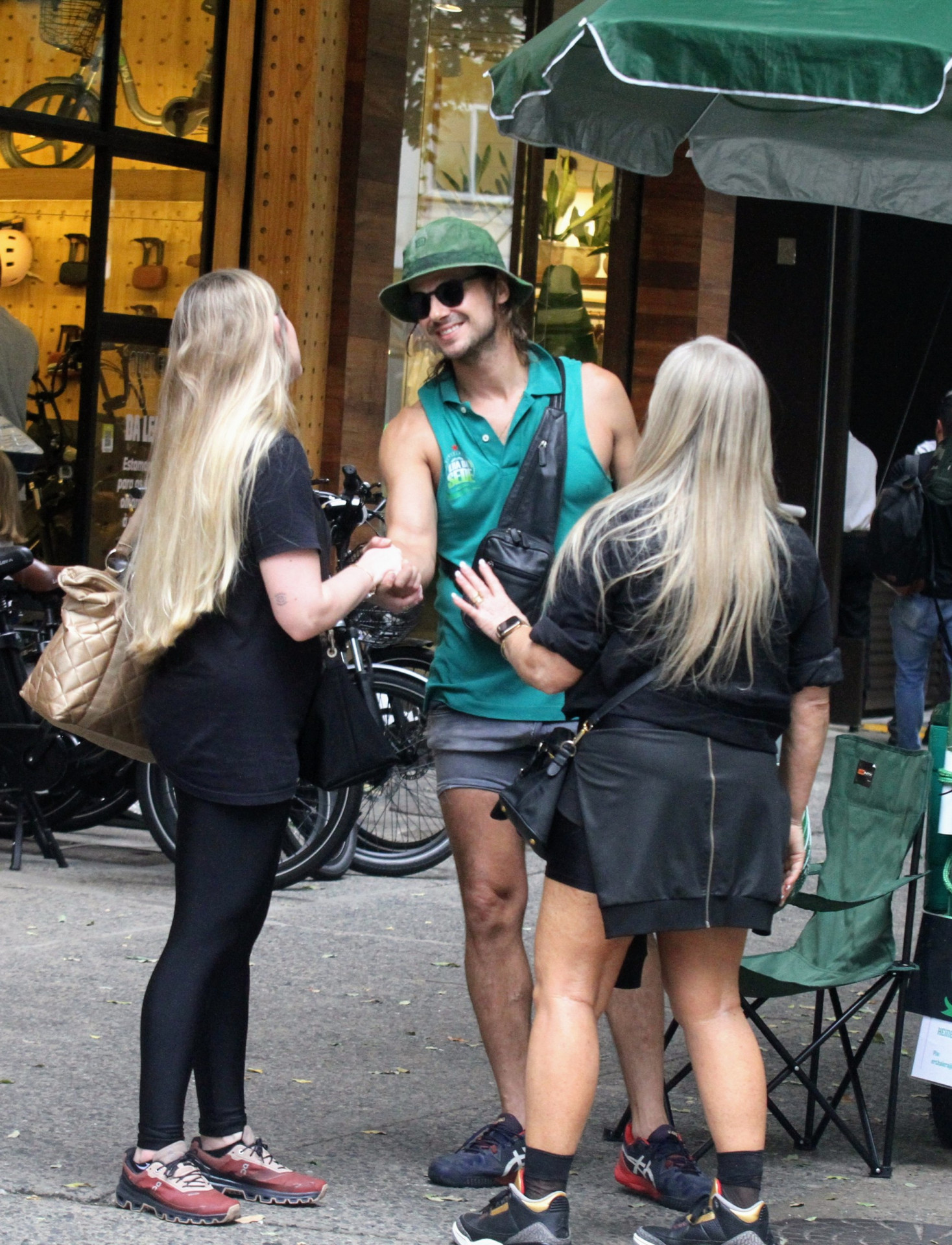 Daniel Erthal é tietado enquanto trabalha como vendedor de bebidas em Copacabana - Dan Delmiro / AgNews