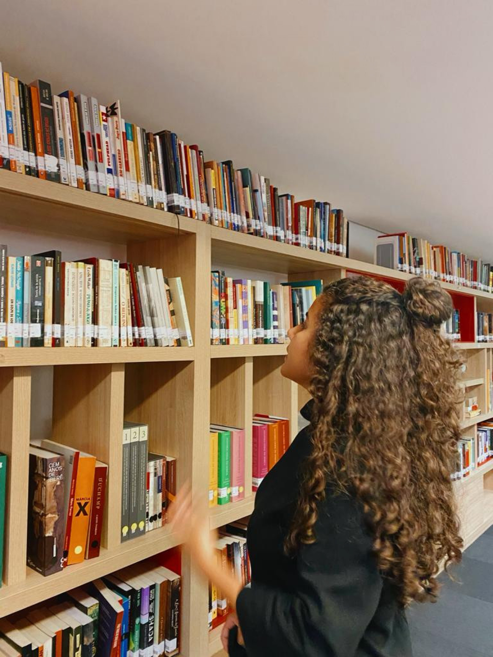 Isadora sempre teve o hábito de ler e foi influenciada pela mãe desde a infância