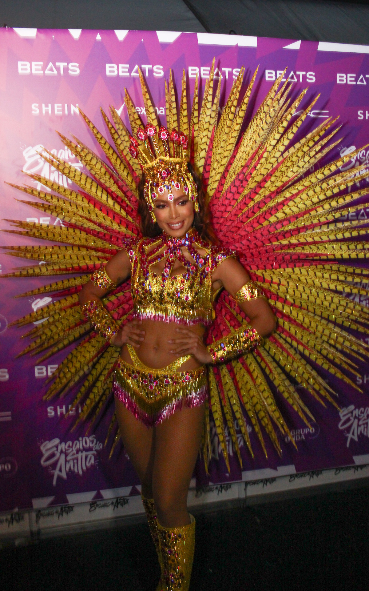 Anitta escolhe look dourado e rosa para \'Ensaios da Anitta\', em Salvador