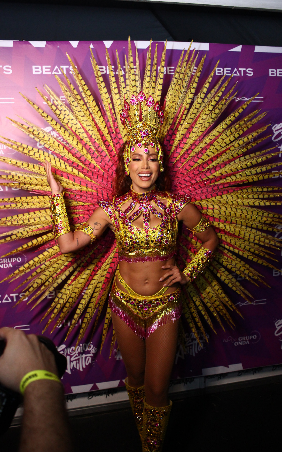 Anitta escolhe look dourado e rosa para \'Ensaios da Anitta\', em Salvador