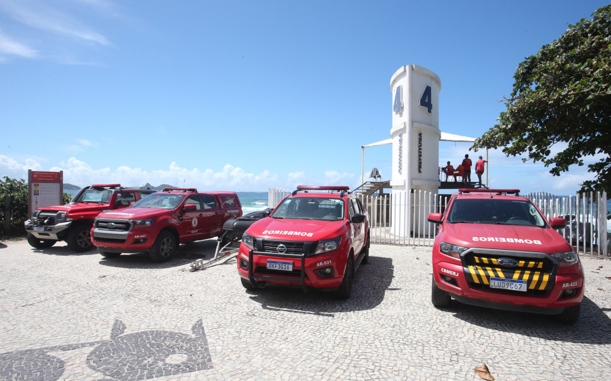 Bombeiros encontram ossada na Praia da Barra da Tijuca, na noite de sexta-feira (2)
