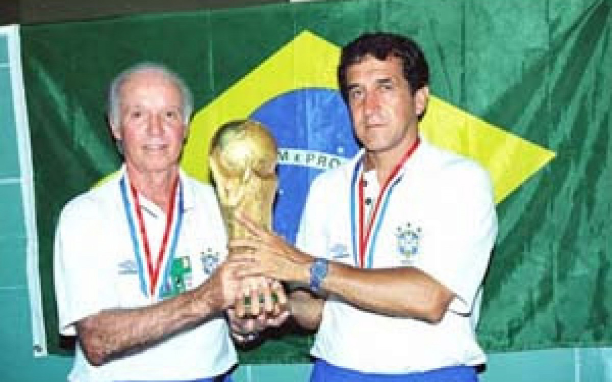 Zagallo e Parreira com a taça de campeões da Copa do Mundo de 1994