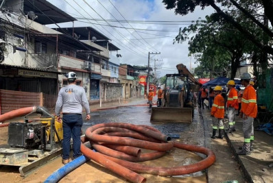 Após rompimento, adutora na Cidade de Deus volta a funcionar