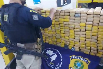 Dupla é presa em flagrante transportando 350 quilos de maconha na Dutra