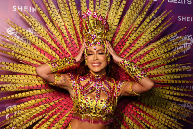 Anitta usa look dourado e rosa durante 'Ensaios', em Salvador