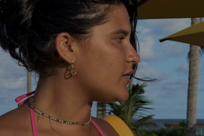 Giulia Costa surge de biquíni e avisa: 'Em um processo para me apaixonar por mim'