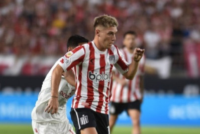 Após proposta do Botafogo, Benfica tenta antecipar chegada de Rollheiser, diz jornal português