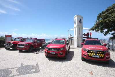 Bombeiros encontram ossada humana na Praia da Barra da Tijuca