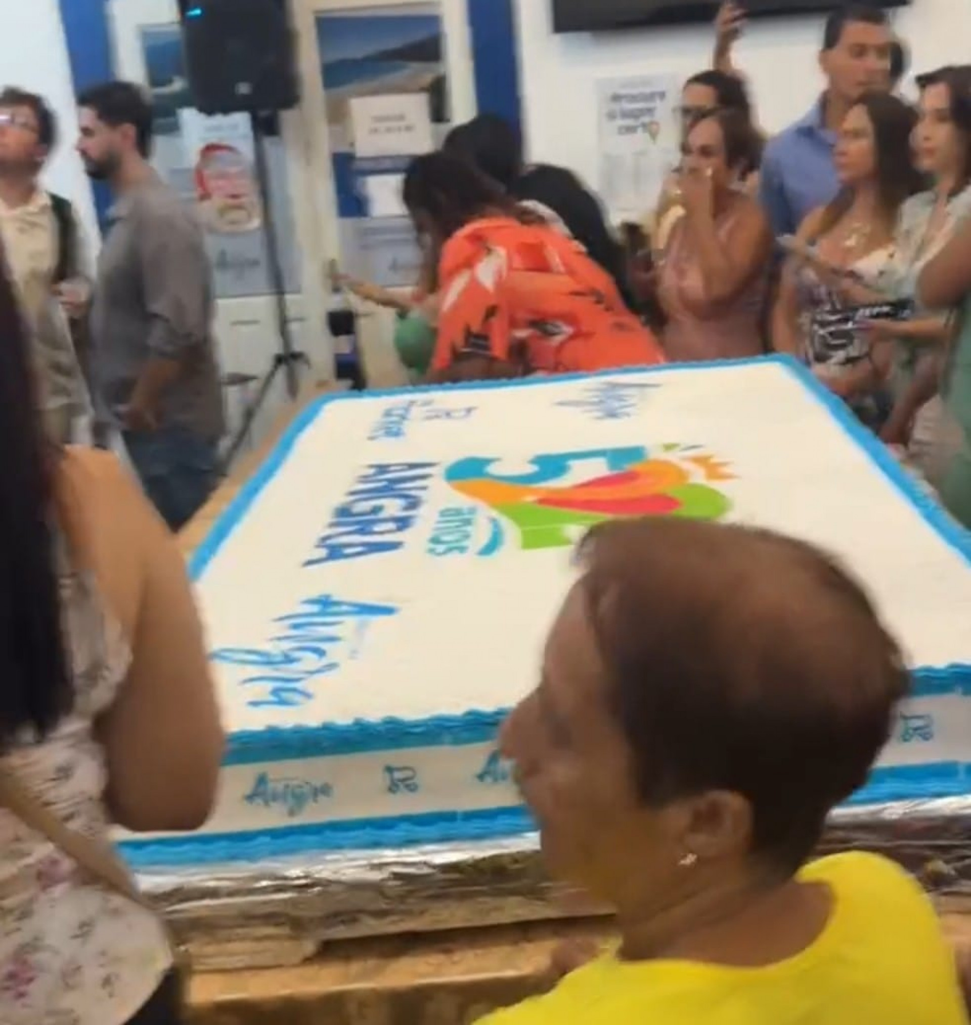 Tradicional corte do bolo a meia-noite na sede do governo municipal acompanhado de uma multidão do lado de fora