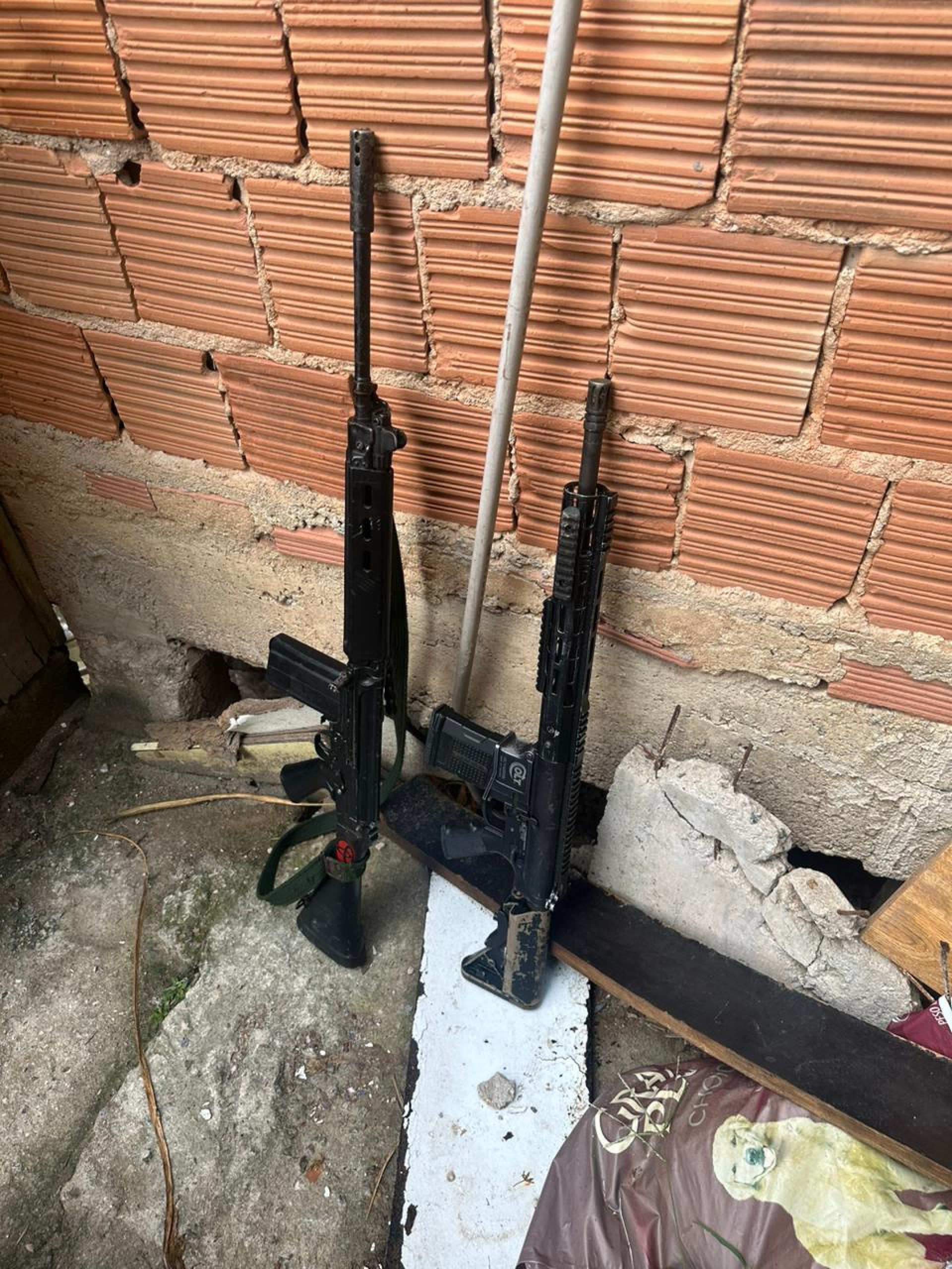 PM apreendeu três fuzis em ação no Morro dos Macacos