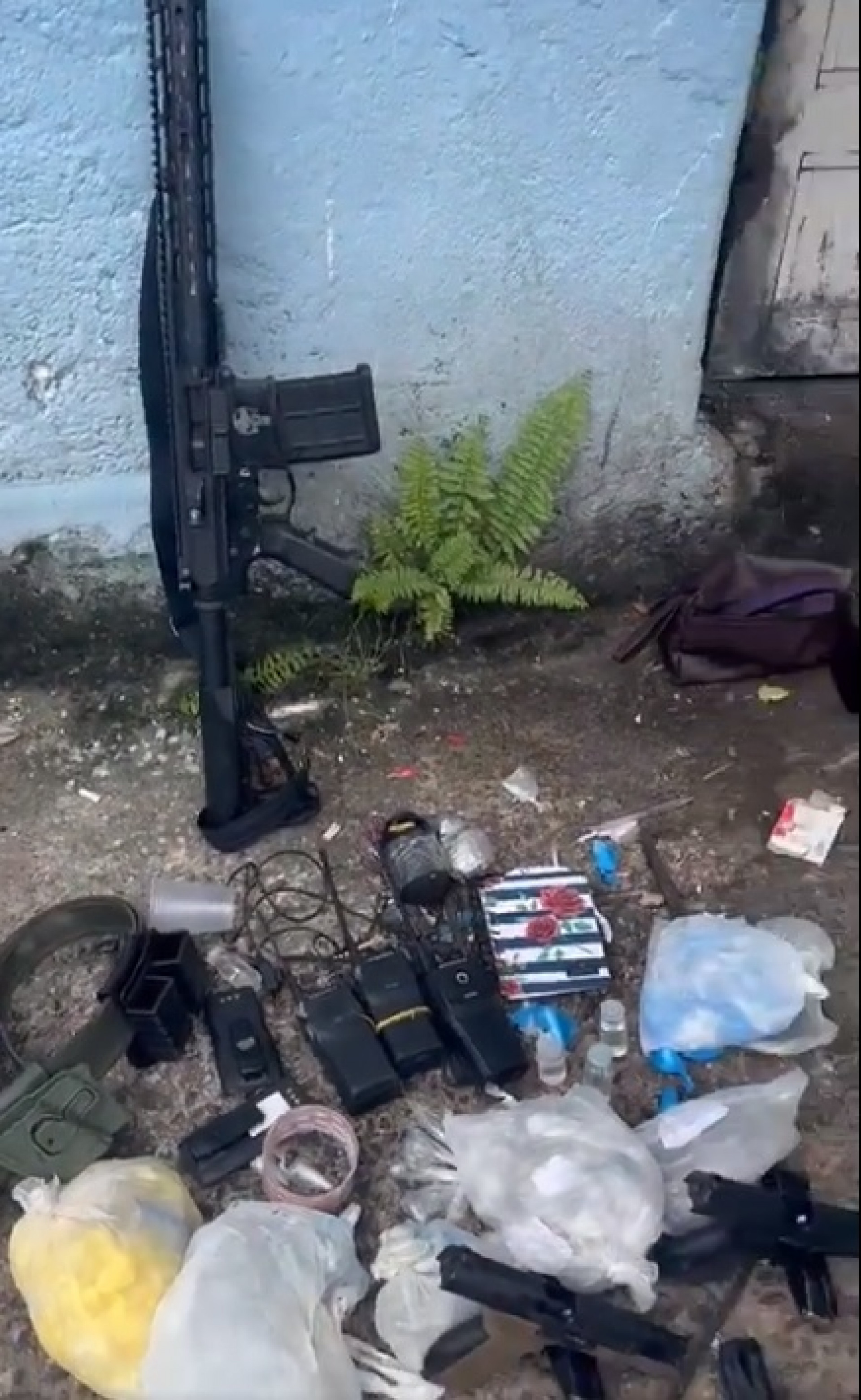 Ação apreendeu fuzis, pistolas, granadas, radiocomunicadores, um cinto de guarnição e drogas