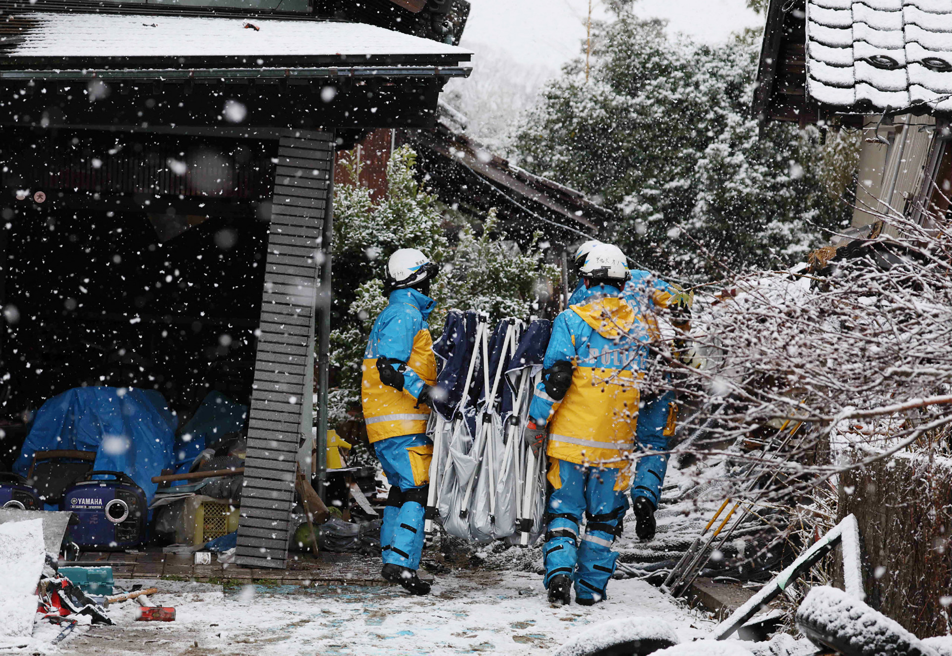Caos deixado no Japão após um terremoto de magnitude 7,6 atingir a região na segunda-feira, 1 - STR / JIJI Press / AFP