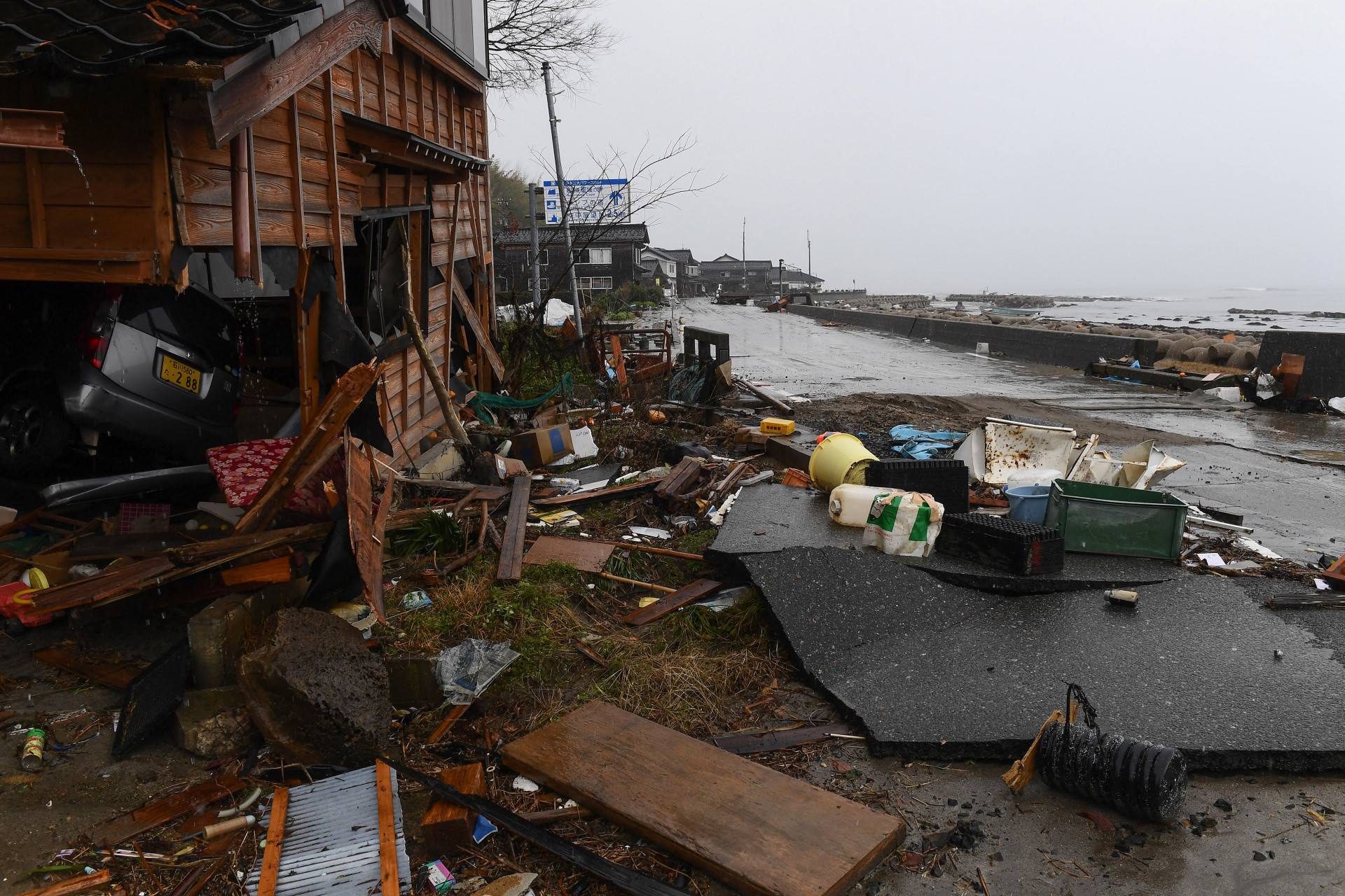 Caos deixado no Japão após um terremoto de magnitude 7,6 atingir a região na segunda-feira, 1 - Toshifumi Kitamaru / AFP