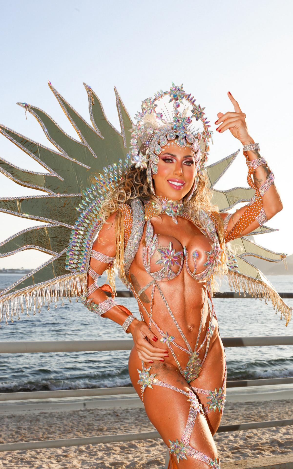 Tati Minerato, rainha de bateria da Porto da Pedra, representa a \'Magia dos Astros\' em fantasia utilizada no ensaio técnico deste domingo