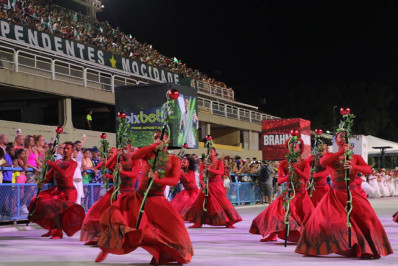 Porto da Pedra e Mocidade agitam Sapucaí durante ensaio técnico para Carnaval 2024