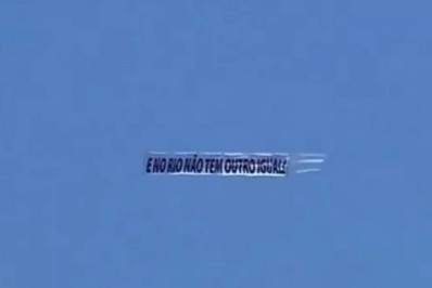 Torcedores do Flamengo provocam o Fluminense com faixas em aviões: 'No Rio não tem outro igual'