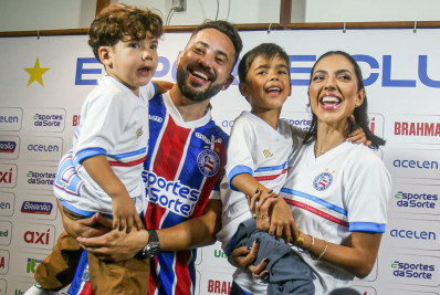Filho mais novo de Everton Ribeiro puxa hino do Flamengo em coletiva de apresentação do Bahia