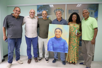 Quadro em homenagem à quilombola Dona Uia é recebido pelo Prefeito Alexandre Martins
