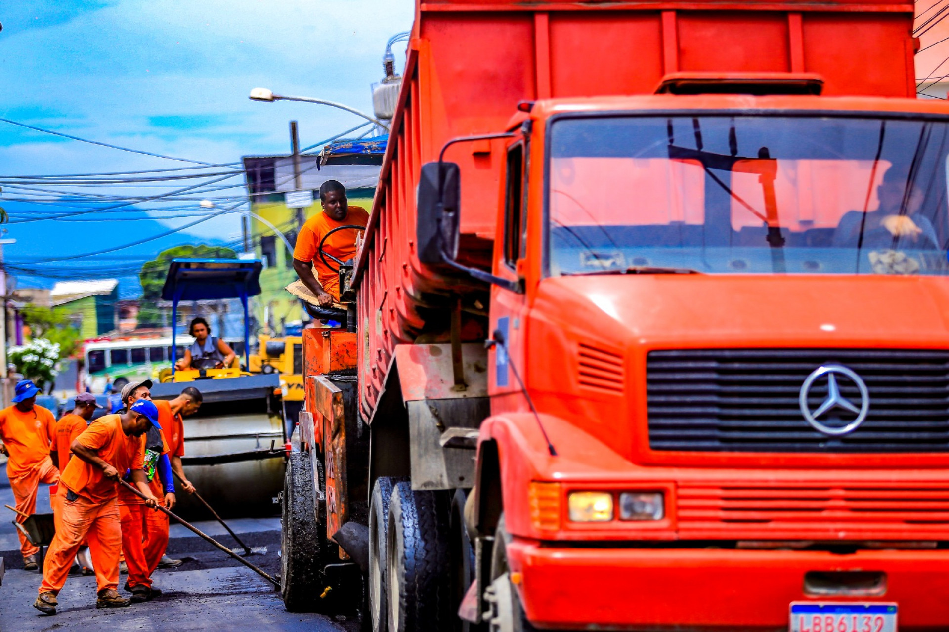 O mutir&atilde;o contou tamb&eacute;m com m&aacute;quina pavimentando e recapeando ruas - Rafael Barreto / PMBR
