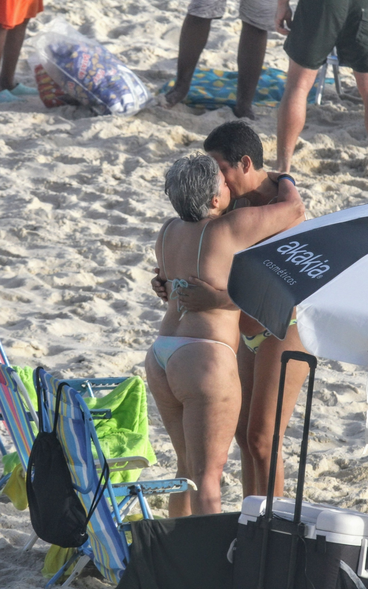 Claudia Rodrigues curte dia de praia com a namorada, Adriane Bonato
