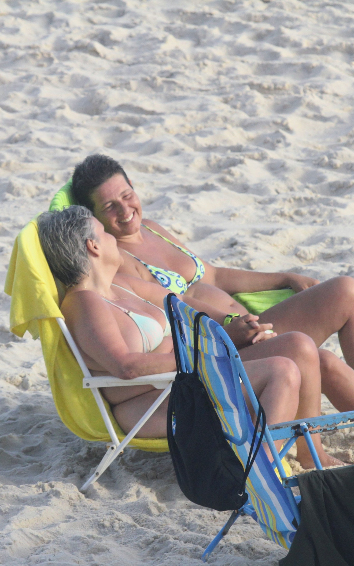 Claudia Rodrigues curte dia de praia com a namorada, Adriane Bonato