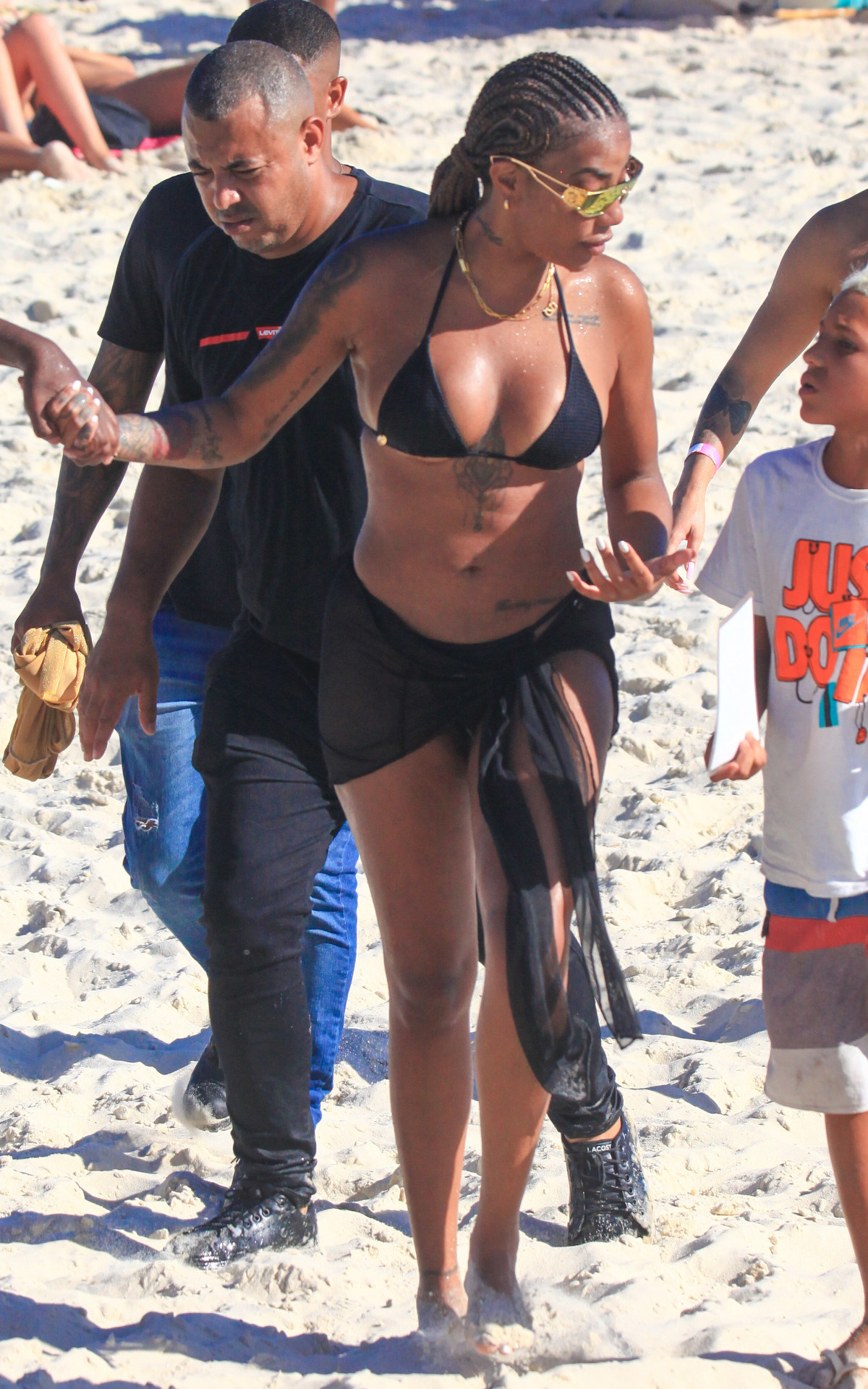 Ludmilla curte domingo de sol na Praia da Barra da Tijuca com a mulher, Brunna, e amigos