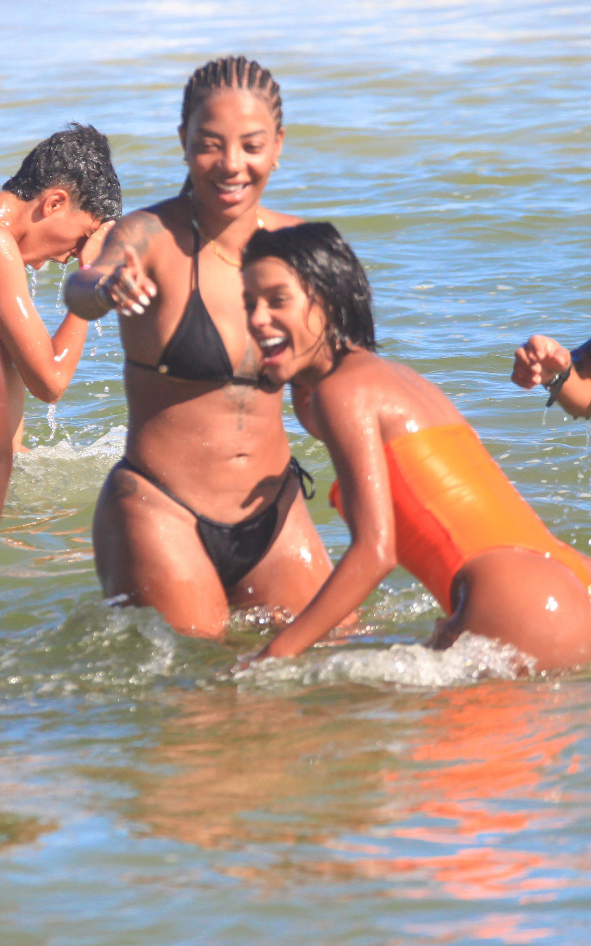 Ludmilla curte domingo de sol na Praia da Barra da Tijuca com a mulher, Brunna, e amigos