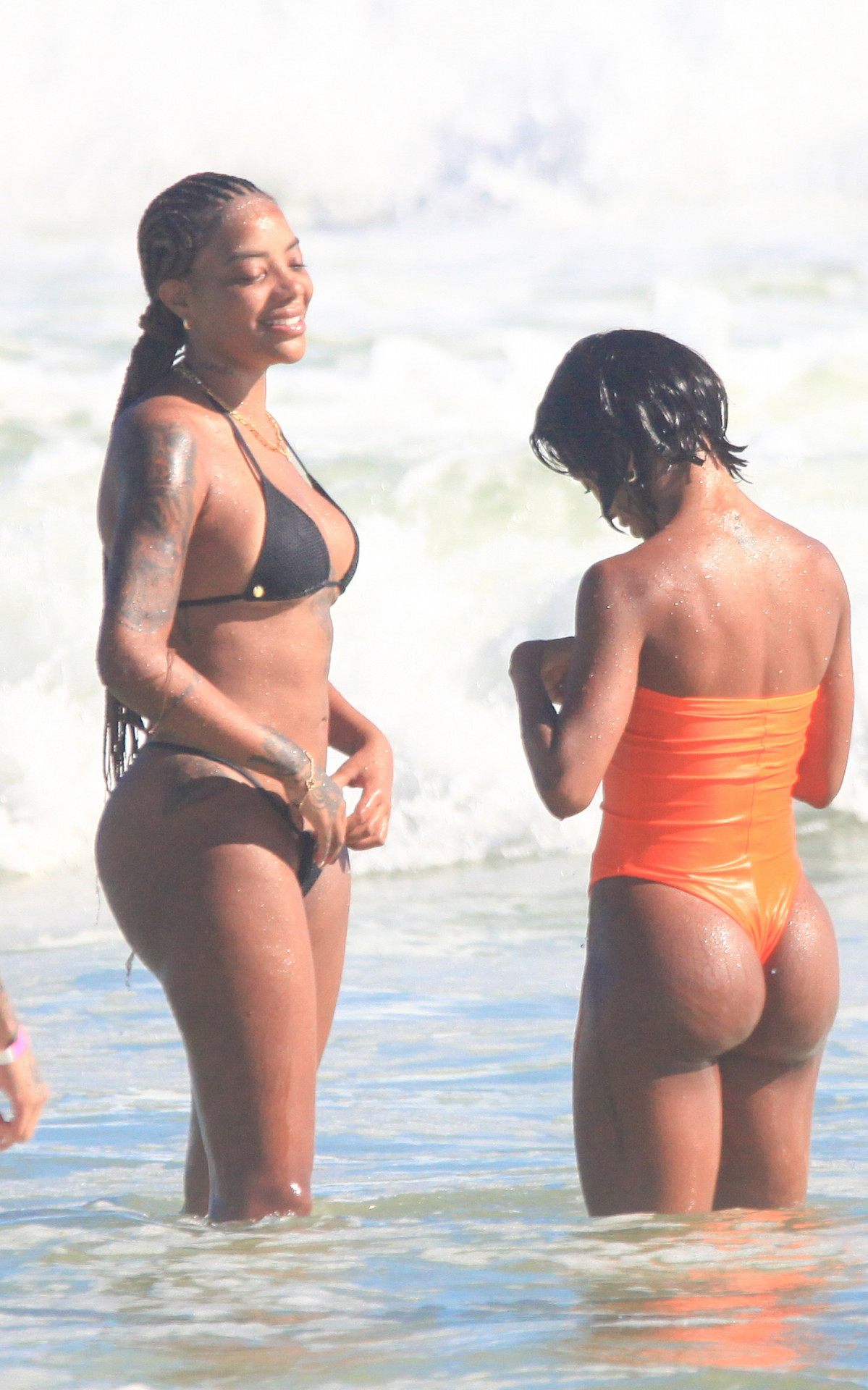 Ludmilla curte domingo de sol na Praia da Barra da Tijuca com a mulher, Brunna, e amigos