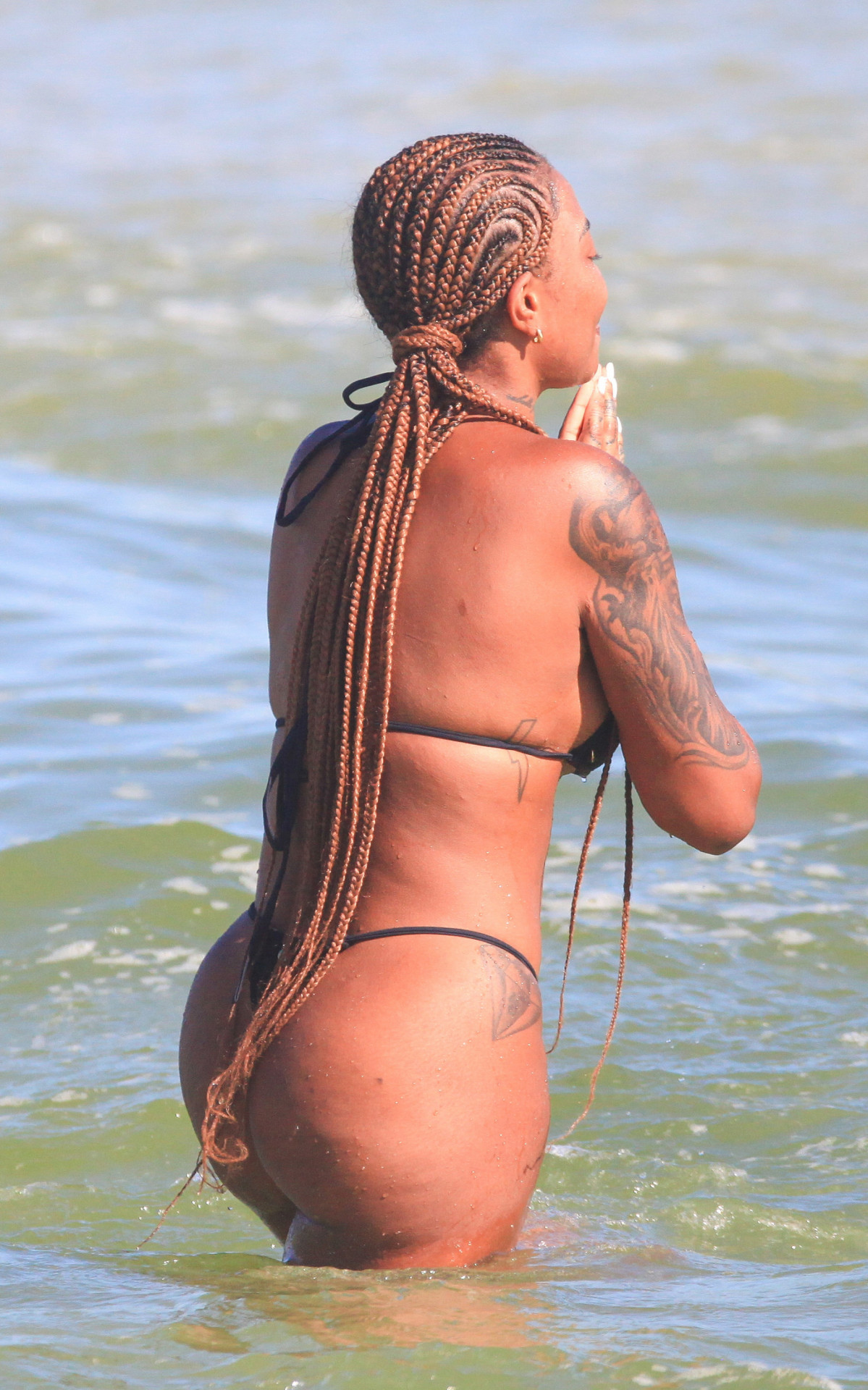 Ludmilla curte domingo de sol na Praia da Barra da Tijuca com a mulher, Brunna, e amigos