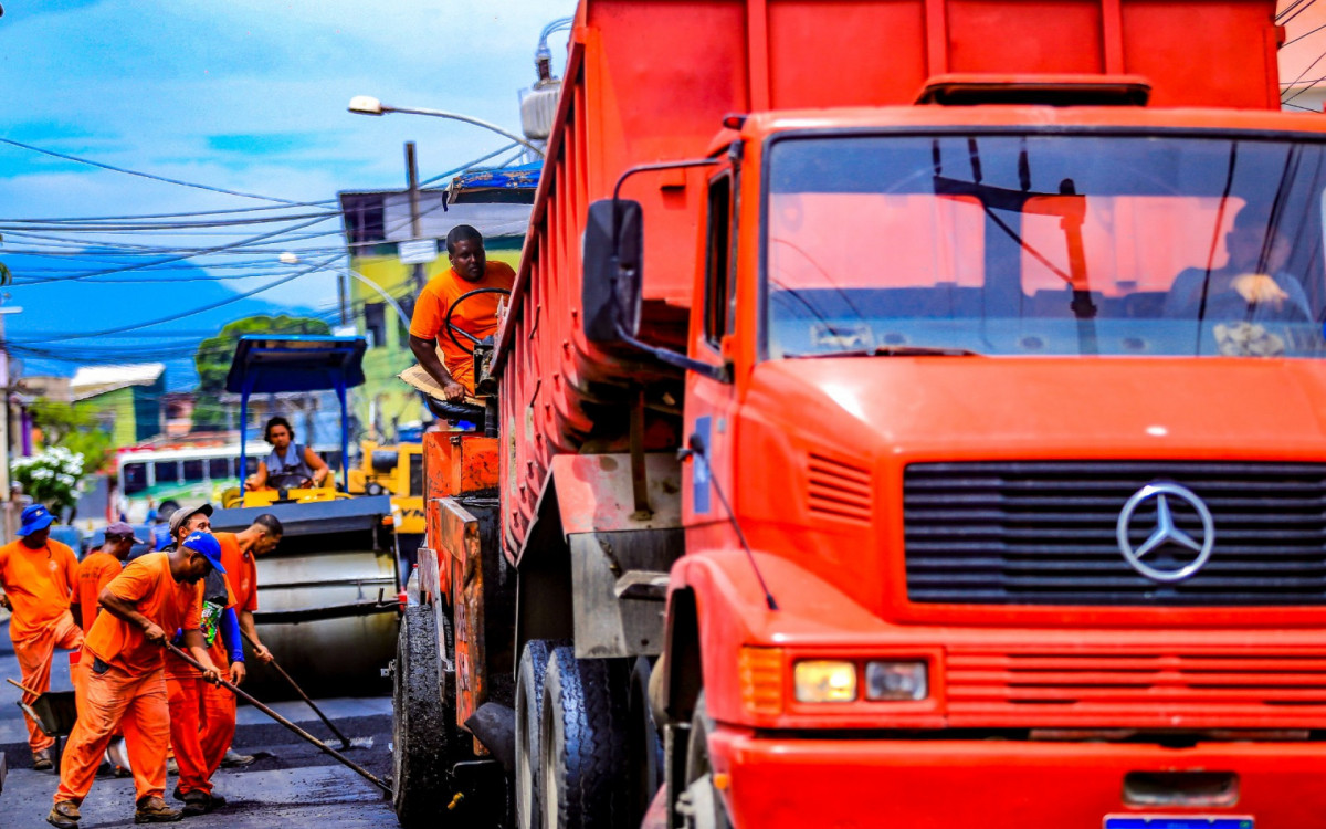 O mutirão contou também com máquina pavimentando e recapeando ruas