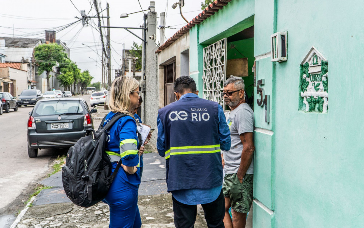 Os funcionários da Águas do Rio são identificados com colete e crachá