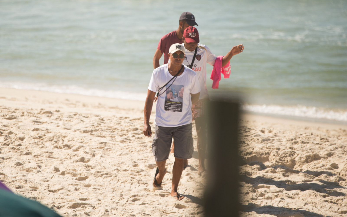 O pai de Edson Davi esteve na Praia da Barra após corpo de adolescente ser encontrado - Armando Paiva/Agência O DIA