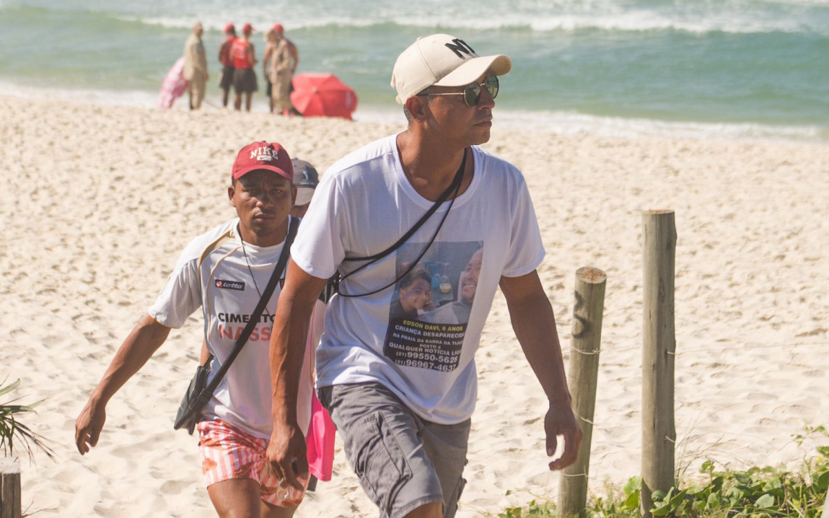 O pai de Edson Davi esteve na Praia da Barra após corpo de adolescente ser encontrado - Armando Paiva/Agência O DIA