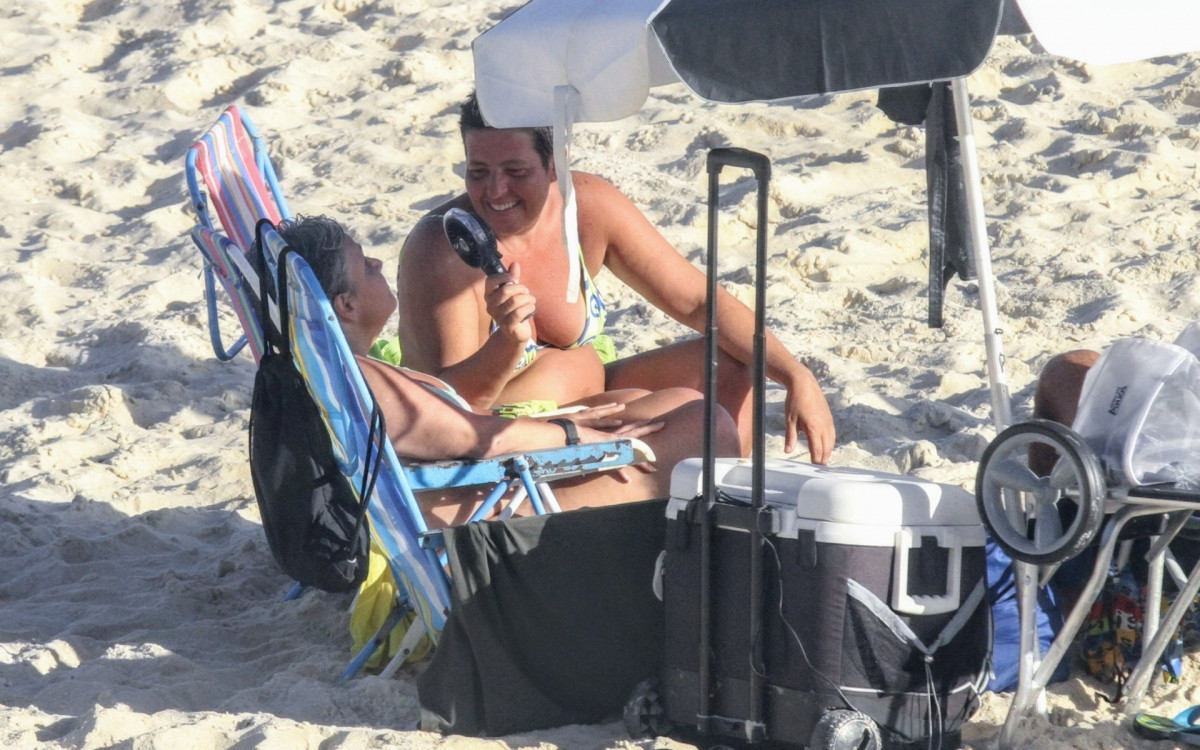 Claudia Rodrigues curte dia de praia com a namorada, Adriane Bonato