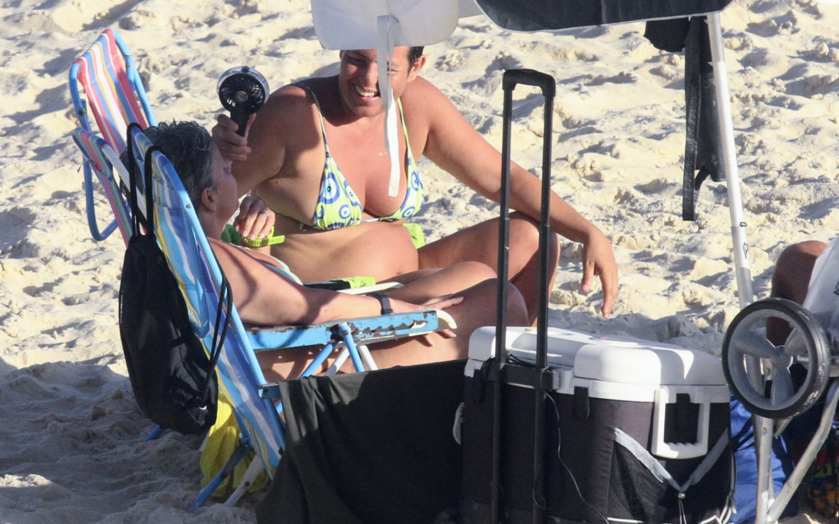 Claudia Rodrigues curte dia de praia com a namorada, Adriane Bonato