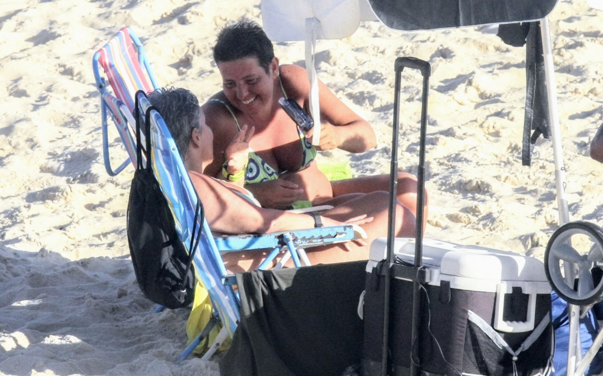 Claudia Rodrigues curte dia de praia com a namorada, Adriane Bonato