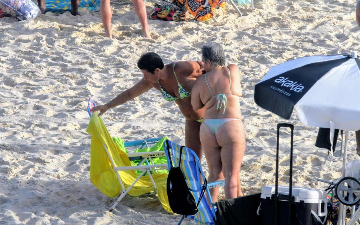 Claudia Rodrigues curte dia de praia com a namorada, Adriane Bonato