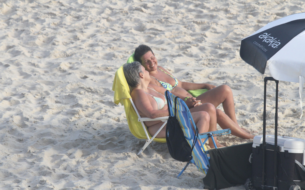 Claudia Rodrigues curte dia de praia com a namorada, Adriane Bonato