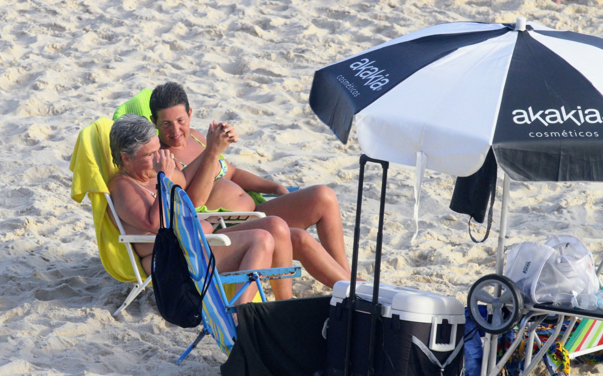Claudia Rodrigues curte dia de praia com a namorada, Adriane Bonato