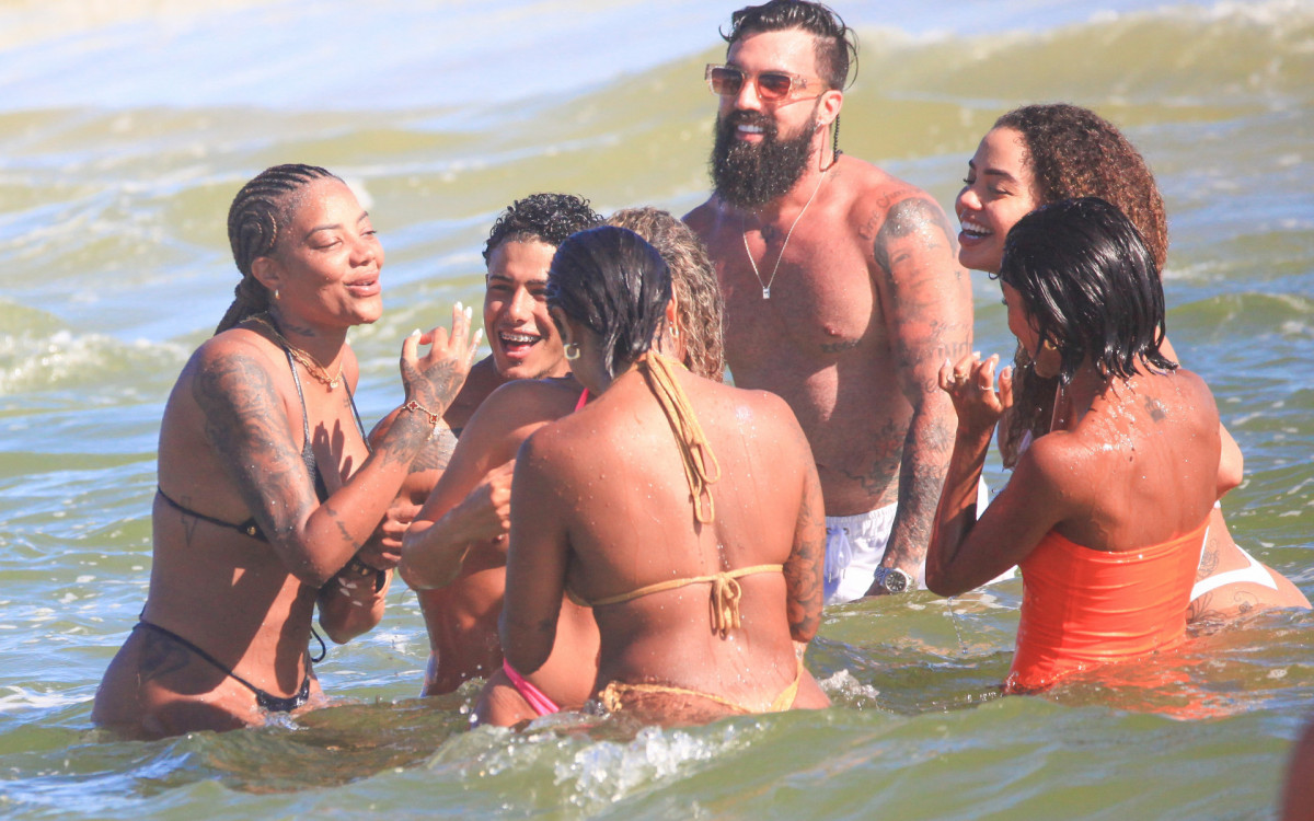 Ludmilla curte domingo de sol na Praia da Barra da Tijuca com a mulher, Brunna, e amigos