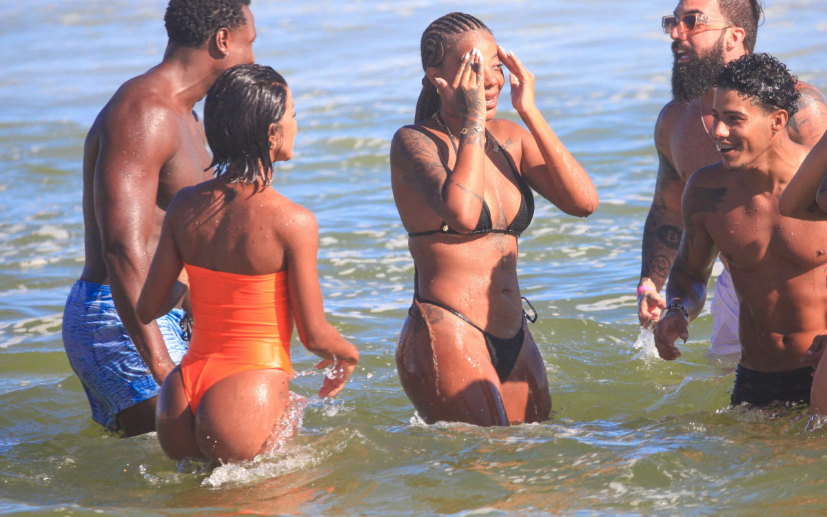 Ludmilla curte domingo de sol na Praia da Barra da Tijuca com a mulher, Brunna, e amigos