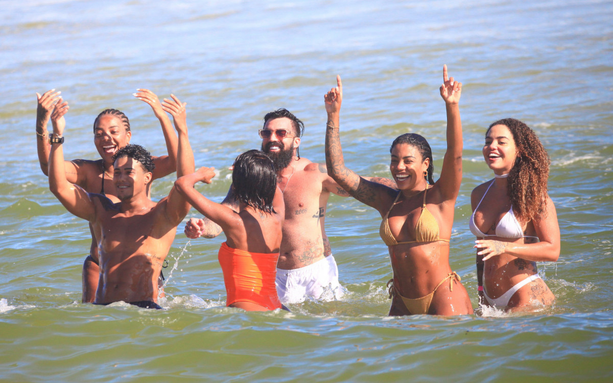 Ludmilla curte domingo de sol na Praia da Barra da Tijuca com a mulher, Brunna, e amigos